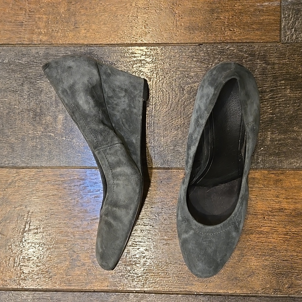 Vionic Gray Suede Wedge Pumps